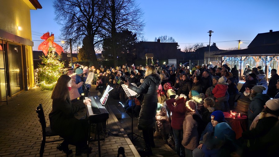 Zpívání u stromečku